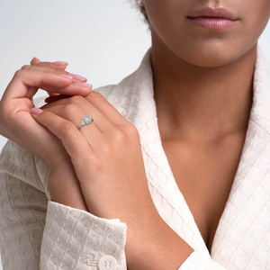 Bague de fiançailles en diamant de laboratoire de 2,50 carats, taille ovale, couleur F, clarté VS2, certifiée IGI, or blanc 18 carats, solitaire - Product Image 3