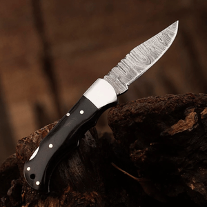 Cuchillo Plegable de Acero de Damasco Hecho a Mano para Camping y Caza, Mango de Cuerno Negro, Funda de Cuero Personalizada, Dureza 58HRC, 3 Años de Garantía - Product Image 1