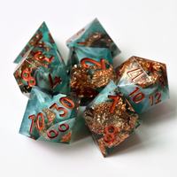 Los más vendidos y populares dados de resina para juegos de rol de mesa (TTRPGs) del año 2026, como Dungeons & Dragons y Pathfinder. al aire libre