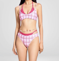 Ensemble bikini à carreaux OEM ODM avec jupe de plage, taille personnalisée, étiquette en tissu imprimée, maillot de bain de plage pour femme avec bordure contrastante, fabricant