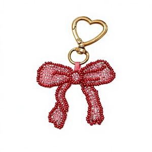 Porte-clés Nœud Perlé Fait Main avec Ruban Rouge – Breloque Esthétique Mignonne et Tendance pour Sac – Accessoire Perlé Artisanal Stylé - Product Image 1