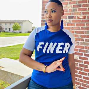 Camiseta Zeta Phi Beta de Manga Raglán Azul y Blanca con Bordado de Letras Griegas en Chenilla para Mujer, Corte Elegante - Product Image 6