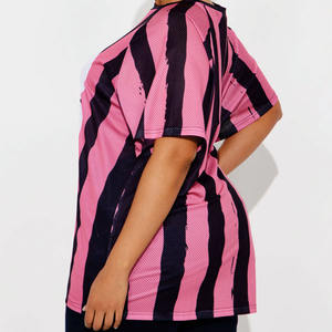 เสื้อเจอร์ซีย์อเมริกันฟุตบอลผู้หญิงสีชมพูลายทางผ้าตาข่ายทรงโอเวอร์ไซส์ สตรีทแวร์ เสื้อกีฬา สั่งทำหมายเลขได้ ชุดทีม ผลิตโดยโรงงาน OEM รับออเดอร์จำนวนมาก - Product Image 5