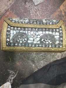 Bolso de Mano de Diseño con Madreperla Real, Cadena Metálica Extraíble y Trabajo Artesanal en Conchas - Product Image 1