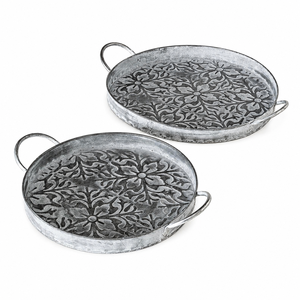 Plateaux de service ronds en métal gaufré avec poignées, lot de 2, en fer galvanisé gris, design vintage, décoration de cuisine durable - Product Image 5