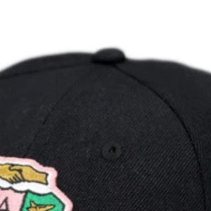 Casquette de baseball noire brodée, ajustable, à visière incurvée, avec patch crête coloré, pour un style décontracté et urbain. - Product Image 4
