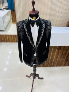 Traje de esmoquin negro bordado para hombre con pajarita – Traje de diseñador para bodas y eventos formales - Product Image 2