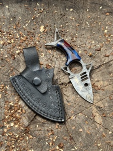 Cuchillo de Pesca y Camping de Acero de Damasco de Grado Industrial Hecho a Mano con Mango de Resina Azul y Roja, Pernos de Latón y Funda de Cuero Genuino OEM - Product Image 6
