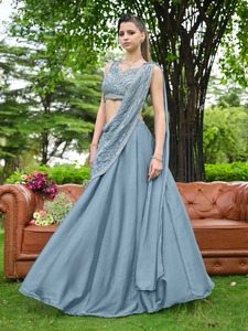 ชุดเลเฮนกาพรีเมียมแบบเย็บด้วยมือพร้อมผ้าคลุมไหล่ติดตัวและเสื้อปักลาย - Product Image 1