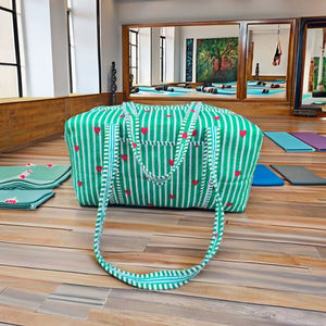 กระเป๋าเดินทางแบบสะพายไหล่ลายหัวใจสีเขียวสไตล์โบโฮ ทำด้วยมือ สำหรับทุกเพศ พร้อมซิป สีสันสดใส เป็นมิตรกับสิ่งแวดล้อม ความจุขนาดใหญ่ - Product Image 1