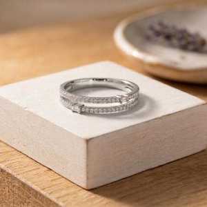 Bague Demi-Éternité en Or Massif 10K 14K 18K avec Diamants de Laboratoire Ronds et Baguettes Sertis à Griffes, Couleur Or, Pureté DEF VVS VS, Bague de Mariage - Product Image 1