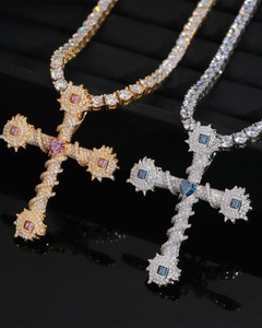 Pendentif croix en argent sterling 925 et moissanite pour enfants, serti de griffes, plaqué rhodium et or, style hip-hop, idéal pour les fêtes - Product Image 4