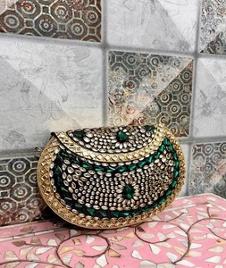 Elegante mini bolso clutch con adornos Kundan, ideal para bodas, bolso de mano metálico, artesanía en metal. - Product Image 5