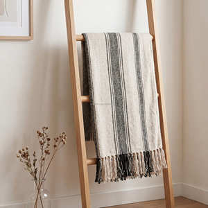 Plaid en coton slub rayé noir et naturel, tissé à la main, pour canapé, lit et décoration intérieure contemporaine - Product Image 1
