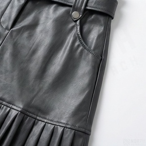 Mini-jupe plissée taille haute en similicuir pour femme, coupe trapèze unie avec ceinture - Product Image 5