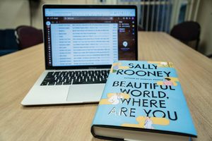 Hermoso mundo, ¿dónde estás? De Sally Rooney, libro en inglés de bolsillo, drama contemporáneo y historia emocional. - Product Image 3