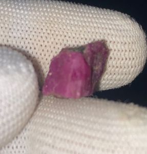 พลอยทับทิมดิบธรรมชาติจากเคนยา เหมืองเฟโมส จอห์น โซล น้ำหนัก 12.30 กะรัต - Product Image 4