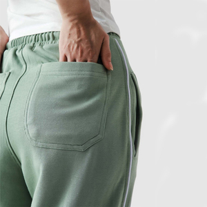 Pantalon de survêtement ample pour homme, très demandé, coupe large, avec bordure contrastante blanche, vert sauge, en molleton épais - Product Image 5