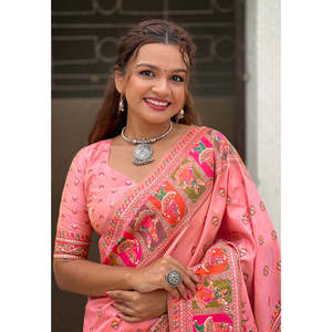 ชุดราตรีผ้าไหมแคชเมียร์สีชมพู แบรนด์ Elite Weaves พร้อมผ้าพัชมีนาและลายปักดิ้นทอง น้ำหนัก 700 กรัม - Product Image 3