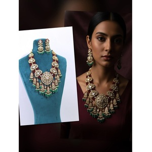 Ensemble collier et boucles d'oreilles ethniques de qualité supérieure en laiton plaqué or avec pierres, design Kundan, pour femmes, pour mariage traditionnel ou fête - Product Image 1