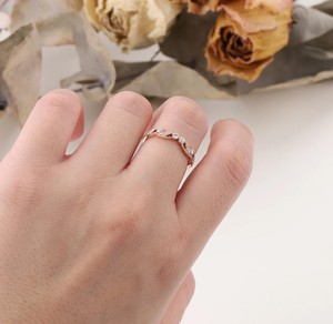 Bague Minimaliste en Or Massif 10K 14K 18K avec Diamant de Laboratoire Taillé Marquise et Rond, Couleur DEF, Pureté VS VVS, Motif Feuille Chevron 1ct - Product Image 4
