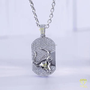 Pendentif animalier Hip Hop exclusif avec sertissage de diamants de laboratoire entièrement incrustés et finition argentée - Product Image 4