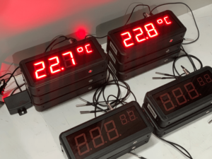 Compteur de produits en plastique à 4 chiffres pour application en bus avec affichage LED et alimentation par batterie de ATPRO VIETNAM - Product Image 3