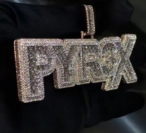 Collar con Colgante de Nombre Personalizado Estilo Hip Hop, con Incrustaciones de Diamantes Moissanite en Plata de Ley 925, con Colgante de Manos en Oración - Product Image 4