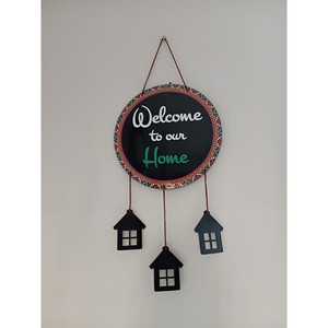 Letrero de Bienvenida de Madera de Acacia Pintado a Mano con Borde Floral y Adornos de Casa - Venta al por Mayor - Product Image 1