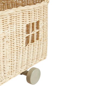 Panier de rangement en rotin tressé avec couvercle - Coffre décoratif fait main en forme de caravane pour organiser les jouets sur roulettes - Product Image 4