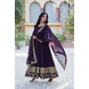 Robe de soirée brodée multi-paillettes pour les fêtes Conception unique de travail à paillettes pour un look élégant - Product Image 3