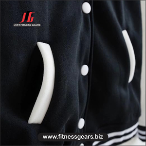 เสื้อแจ็คเก็ตวาร์ซิตี้แบบสั่งทำสำหรับผู้ชาย JUST FITNESS GEARS รุ่นรักษ์โลก สีแดงดำ ปักลายด้านหน้า สวมใส่สบายๆ ในฤดูหนาว ผลิตจากโพลีเอสเตอร์ - Product Image 3