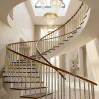 Rampe d'escalier incurvée moderne de luxe en acier inoxydable avec accents dorés, balustres résistants à l'eau pour une maison intérieure élégante