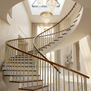 Rampe d'escalier incurvée de luxe avec main courante en bois, accents dorés et balustres en acier pour une conception intérieure élégante - Product Image 3