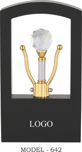Trofeo de Cristal Portátil con Piezas Metálicas Fundidas a Presión, Base de Madera Negra, Esfera Facetada en Estuche Negro, Grabado y Fundición - Product Image 6