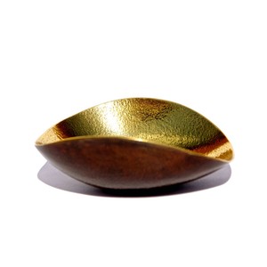 La lueur dorée d'un saladier en laiton ajoute chaleur et élégance à chaque repas, magnifiquement conçu par ARTISTIQUE. - Product Image 1