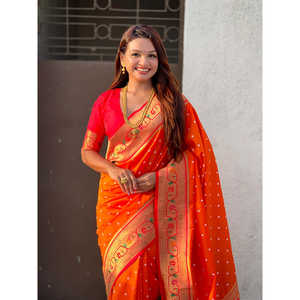 Sari de Seda Moderno Color Naranja Fusion con Bordado Zari Bandhani Paithani para Fiestas Indias y Pakistaníes - Product Image 5