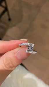 Anillo de compromiso de diamante cultivado en laboratorio con banda abierta, corte redondo, de oro macizo de 10K, joyería de regalo para pareja, regalo sorpresa. - Product Image 2