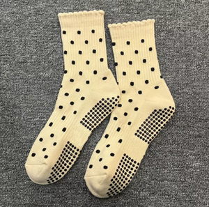 Chaussettes de sport respirantes antidérapantes avec logo personnalisé, motif mini cœur et pois, pour filles, yoga, pilates, gym, studio, vente en gros - Product Image 2