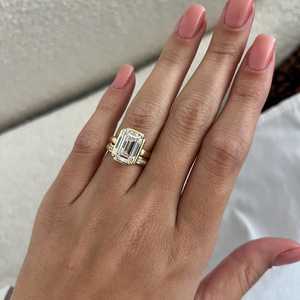 Ensemble de mariage et bague de fiançailles en diamant de laboratoire taille émeraude de 5 carats, sertie à griffes et à clos, design Art Déco, certifié IGI - Product Image 3