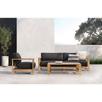 Lit de repos Amora en teck massif de haute qualité avec finition naturelle et coussins, adapté à une utilisation en intérieur ou en extérieur