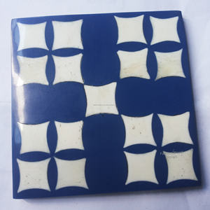 Posavasos con incrustaciones de resina personalizados con iniciales personalizadas azules Regalo de inauguración de la casa perfecto Decoración de mesa y accesorios Esteras y almohadillas - Product Image 1