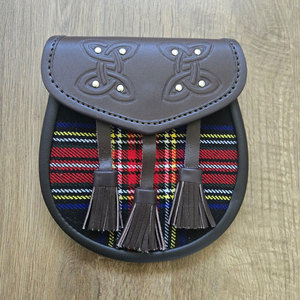 Sporran écossais marron à 3 pompons en cuir pour homme avec chaîne et sangle – Accessoires de costume - Product Image 1