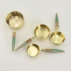 Juego de 4 Tazas Medidoras de Acero Inoxidable, Chapadas en Oro, con Asa de Resina, Utensilios de Cocina para Repostería y Barista - Product Image 3