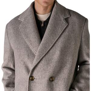 Manteau long en laine à chevrons pour homme en gris avec fermeture double boutonnage, design élégant et tissu de haute qualité - Product Image 4