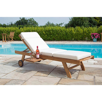 Chaise longue simple Deva en teck massif avec coussin imperméable et finition naturelle pour piscine, plage et hôtel, portable