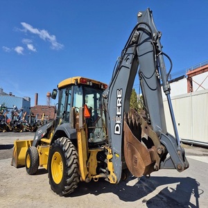 Chargeuse-pelleteuse John Deere abordable avec une puissance hydraulique élevée pour les projets agricoles et les chantiers de construction - Product Image 1