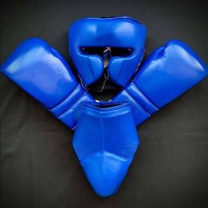 Ensemble de boxe professionnel en cuir de dernière génération : gants, casque et protège-glandes personnalisés - Product Image 3