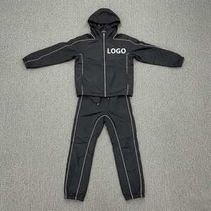 Ensemble de survêtement unisexe à capuche noir uni avec fermeture éclair intégrale et poches latérales – Coupe-vent sportif léger en polyester pour l'automne - Product Image 3