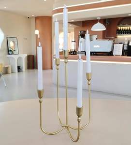 Candelabro decorativo de latón con brazos curvos, centro de mesa contemporáneo para mesas de comedor - Product Image 2